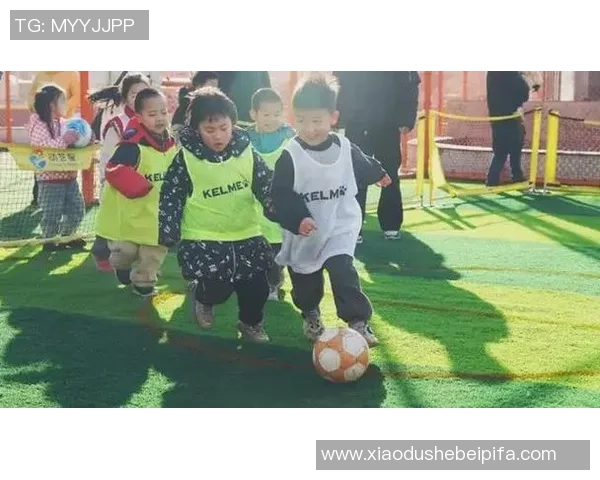 足球球星携萌娃亮相发布会展现温馨父爱引发现场热议