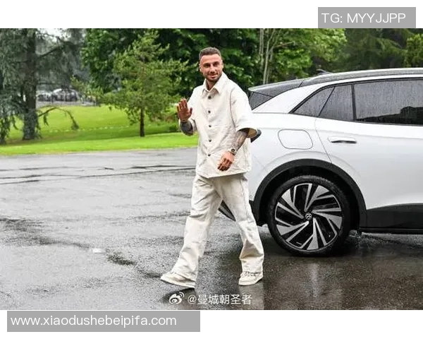 足球球星穿搭风采展示 大衣搭配演绎冬季时尚与运动气质